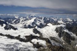 Mont Blanc (Hintergrund Mitte)